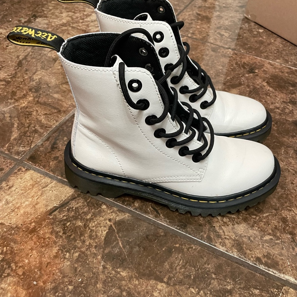 Doc martens white boots size 5 womens Made in CHINA aw004